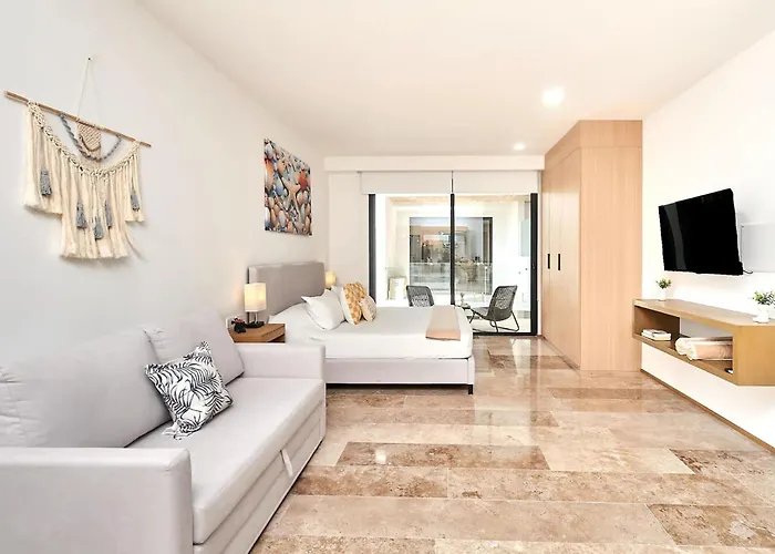Coastal Escape W Rooftop Pool, Gym & Walk *