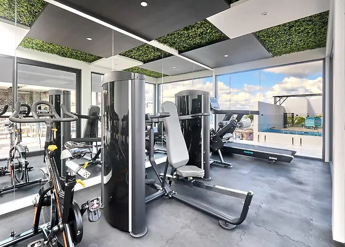 Coastal Escape W Rooftop Pool, Gym & Walk